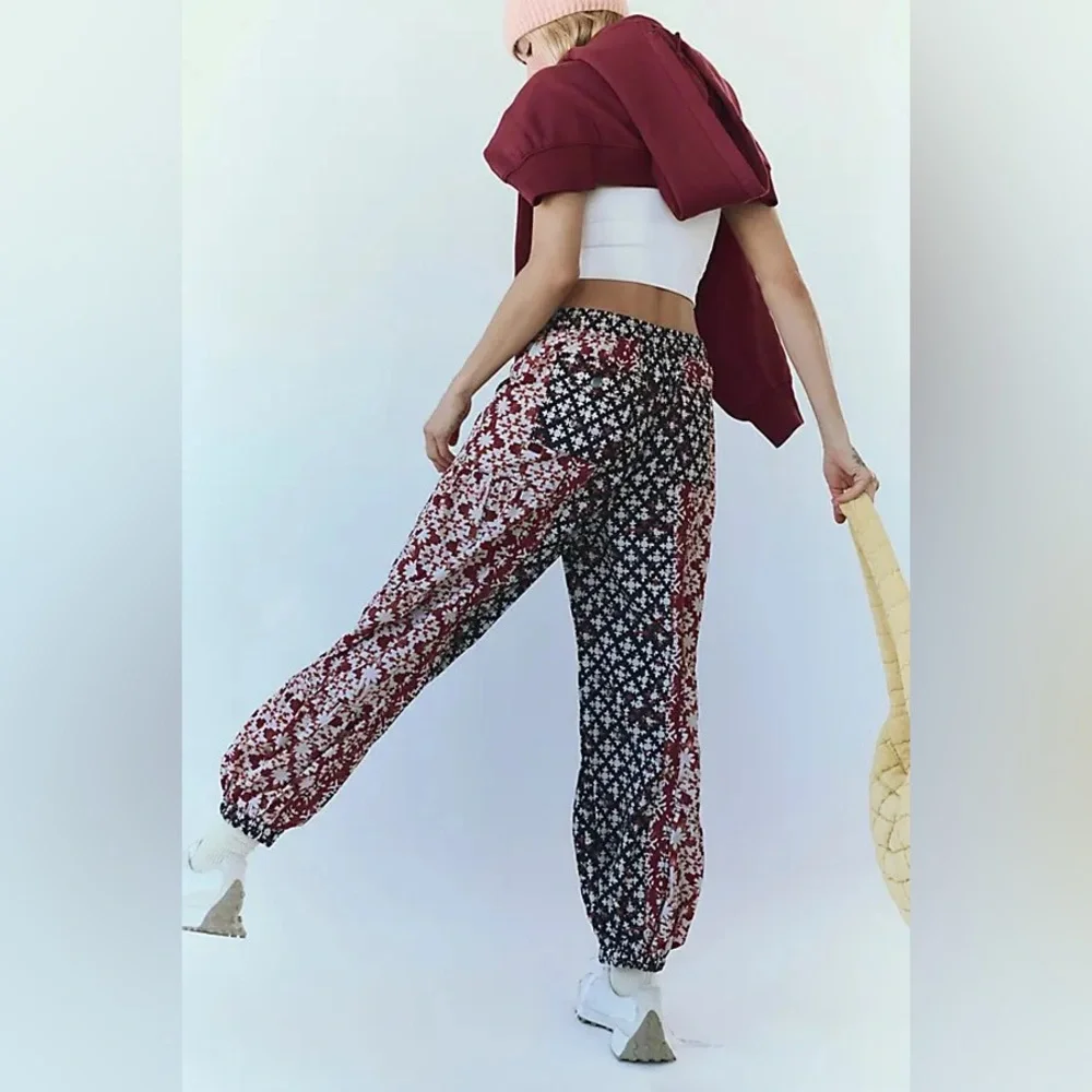 New Free People FP Movement Printed Set Me Free Swishy Barrel Pants sz XS - Picture 2 of 8